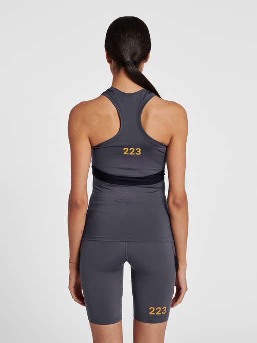 HALO WOMENS TRAINING TANK, BLACKENED PEARL, model