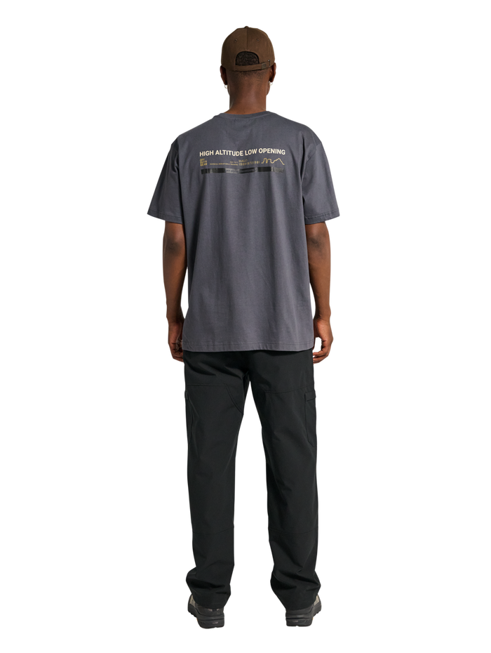 HALO GRAPHIC T-SHIRT, ASPHALT/ASPHALT, model
