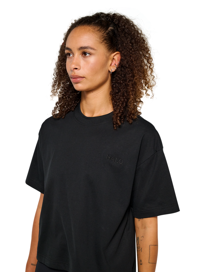 HALO WOMEN LOGO T-SHIRT, BLACK, model