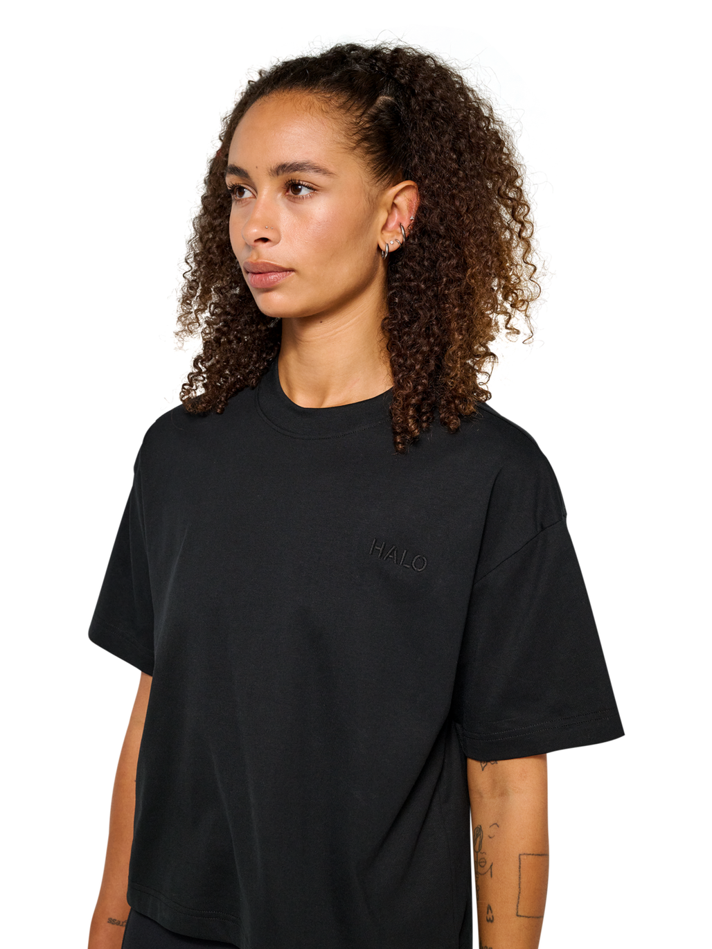 HALO WOMEN LOGO T-SHIRT, BLACK, model