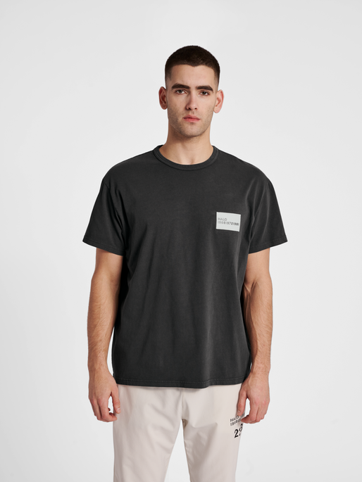 HALO HEAVY COTTON TEE, BLACKENED PEARL, model