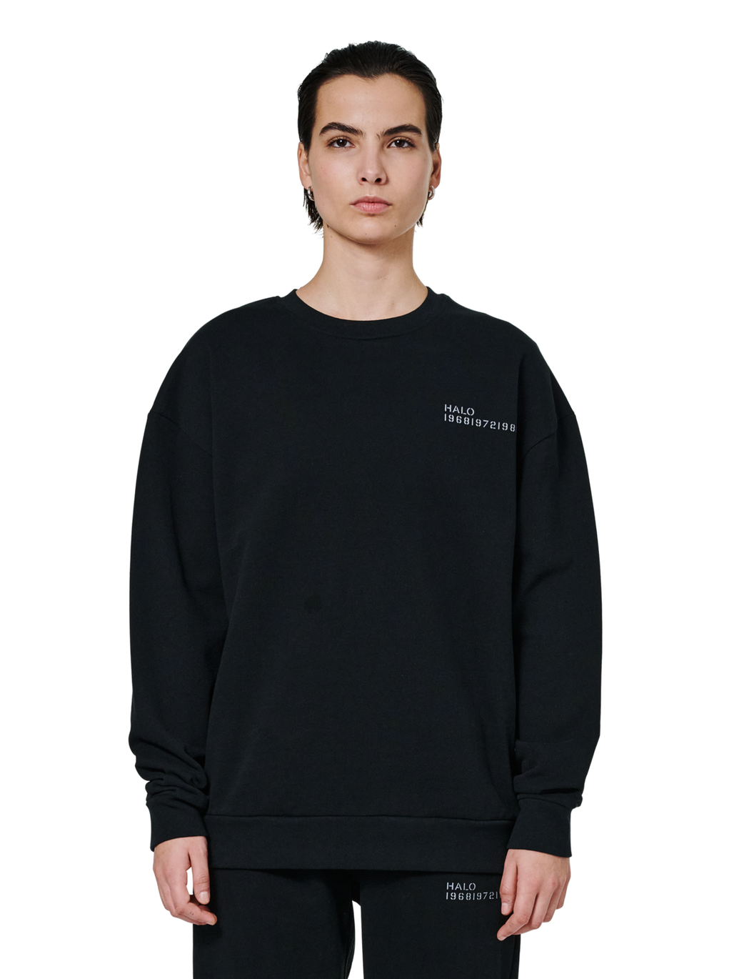 HALO ESSENTIAL CREW, BLACK, model