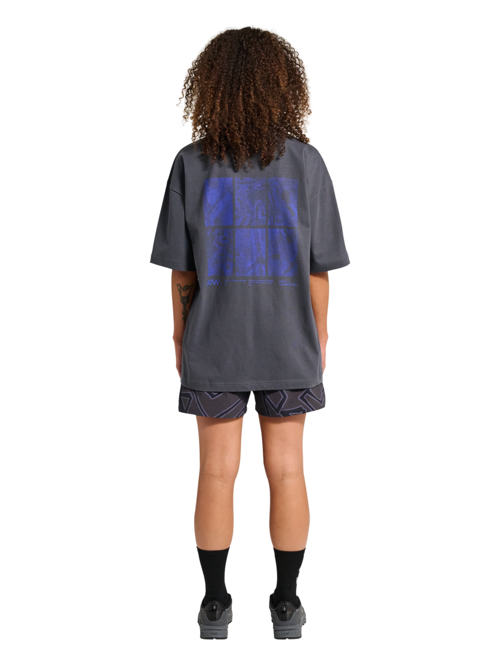 HALO GRAPHIC BOXY T-SHIRT, ASPHALT/NEON BLUE, model