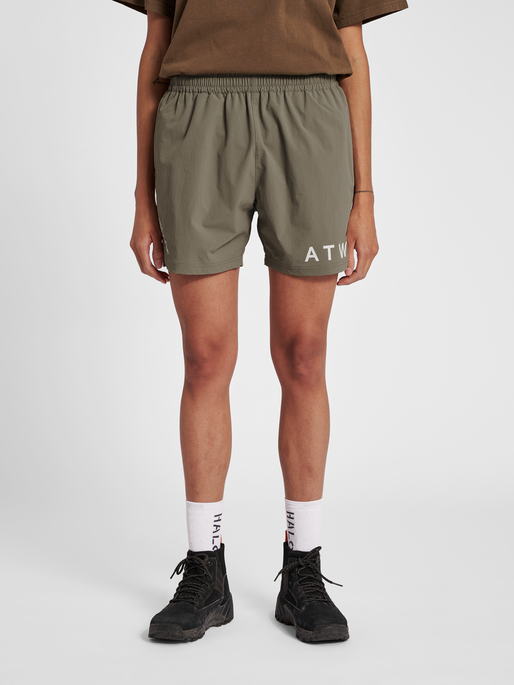 HALO SHORTS, MOREL, model