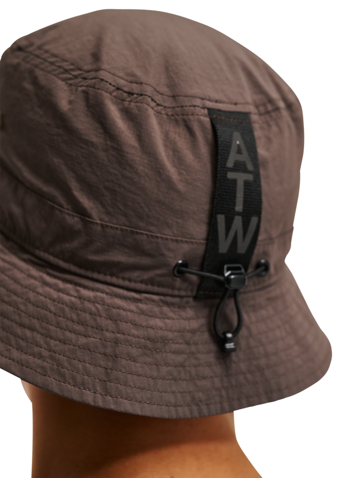 HALO NYLON BUCKET HAT, CHOCOLATE CHIP, model