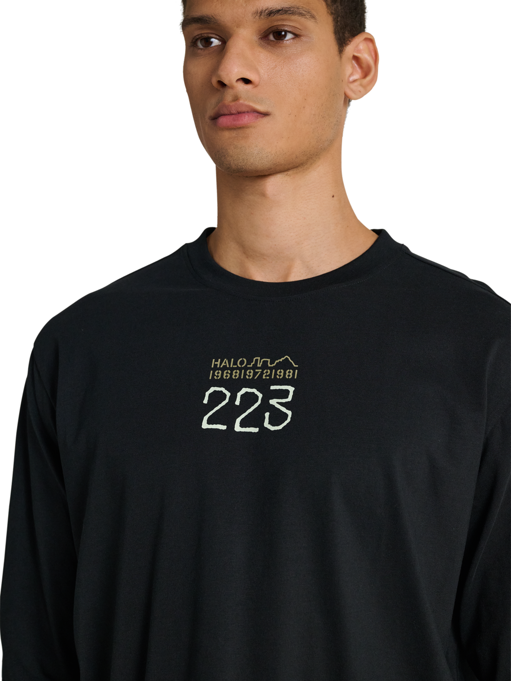 HALO GRAPHIC LS T-SHIRT, BLACK, model