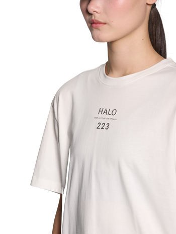 HALO PATCH GRAPHIC T-SHIRT, MARSHMALLOW, model