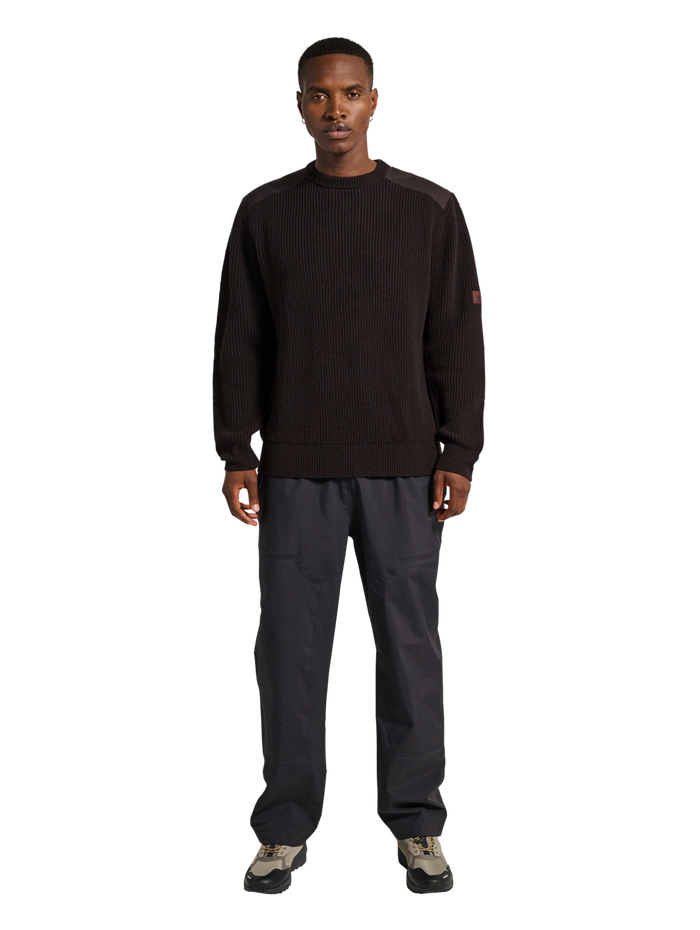 HALO WOOL CREW KNIT, CHOCOLATE TORTE, model