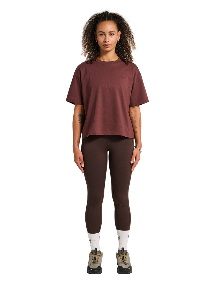HALO WOMEN LOGO T-SHIRT, BITTER CHOCOLATE, model
