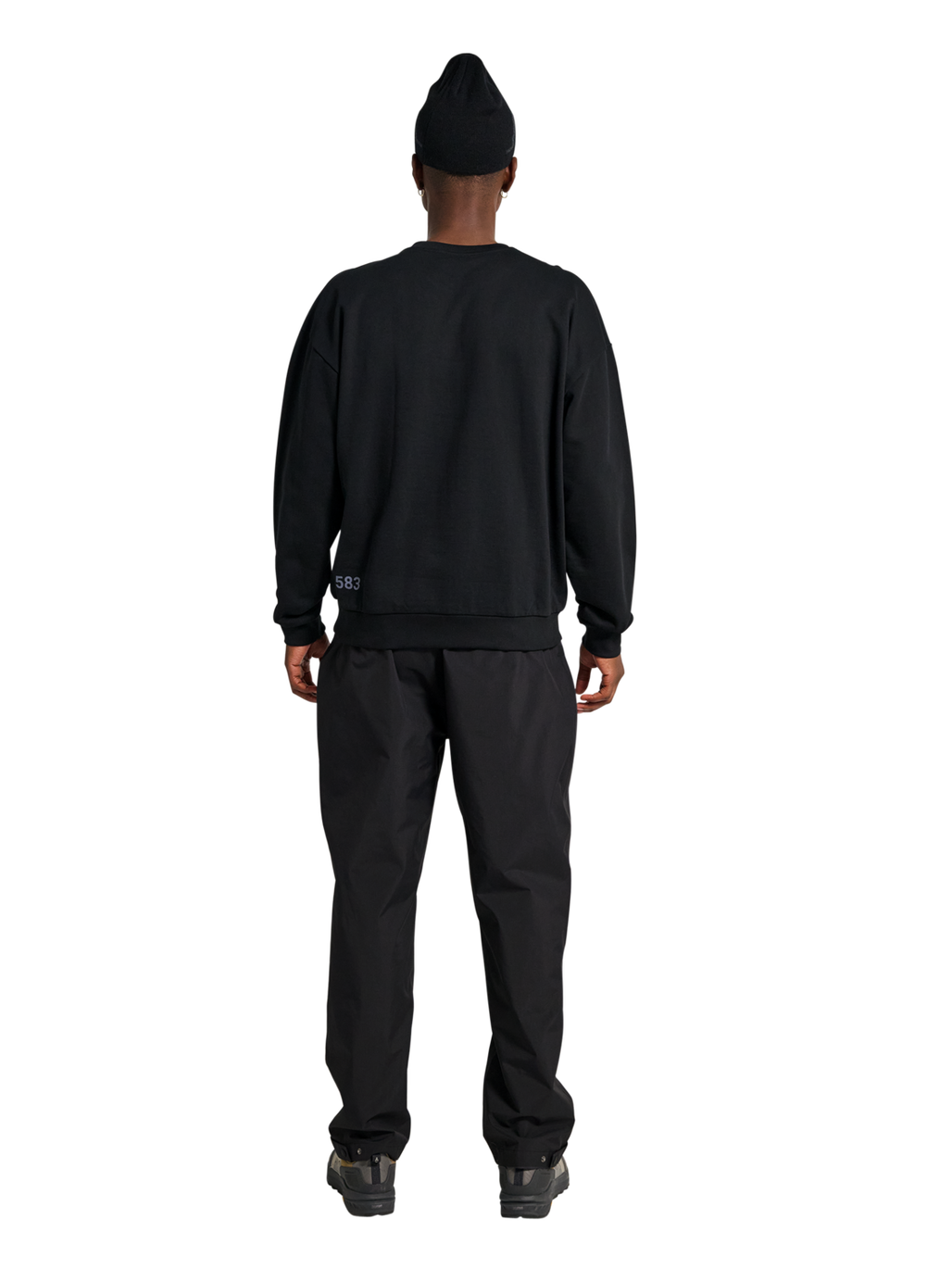 HALO GRAPHIC BOXY CREW, BLACK, model