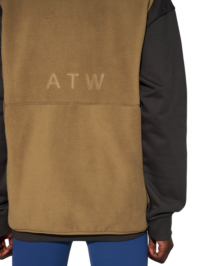 HALO ATW TEDDY FLEECE VEST, KANGAROO, model