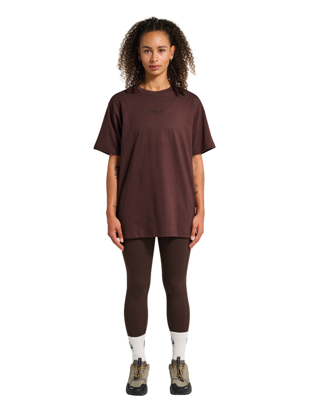 HALO GRAPHIC T-SHIRT, BITTER CHOCOLATE, model