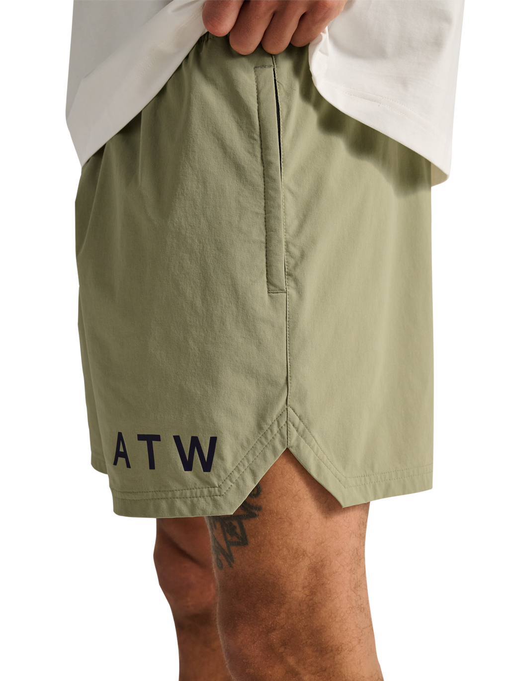 HALO SHORTS, ELM, model