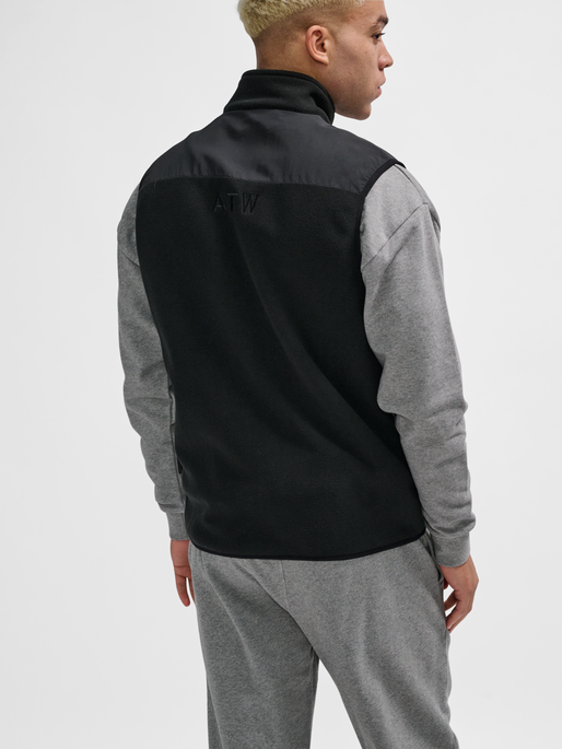 HALO BLOCKED FLEECE VEST, BLACK, model