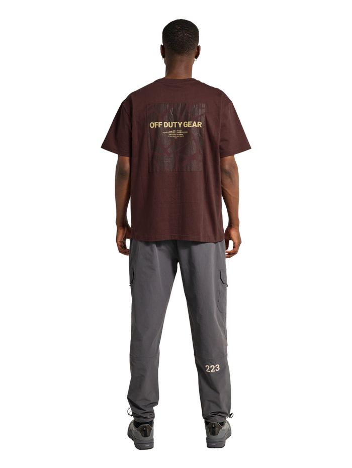 HALO PATCH GRAPHIC T-SHIRT, BITTER CHOCOLATE, model