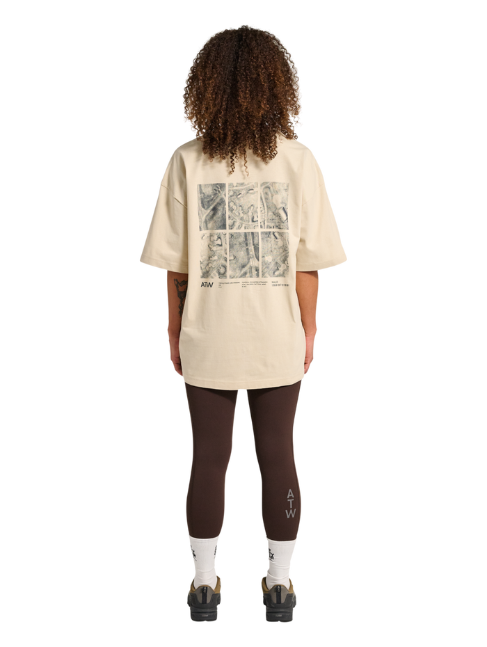 HALO GRAPHIC BOXY T-SHIRT, OYSTER GRAY/ASPHALT, model