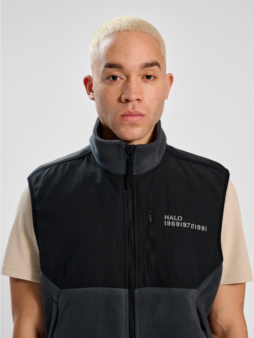 HALO BLOCKED FLEECE VEST, EBONY, model
