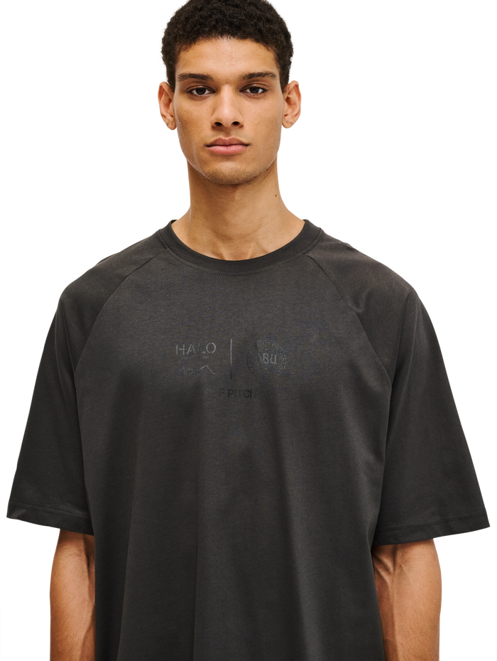HALO DBU BOXY T-SHIRT, RAVEN, model