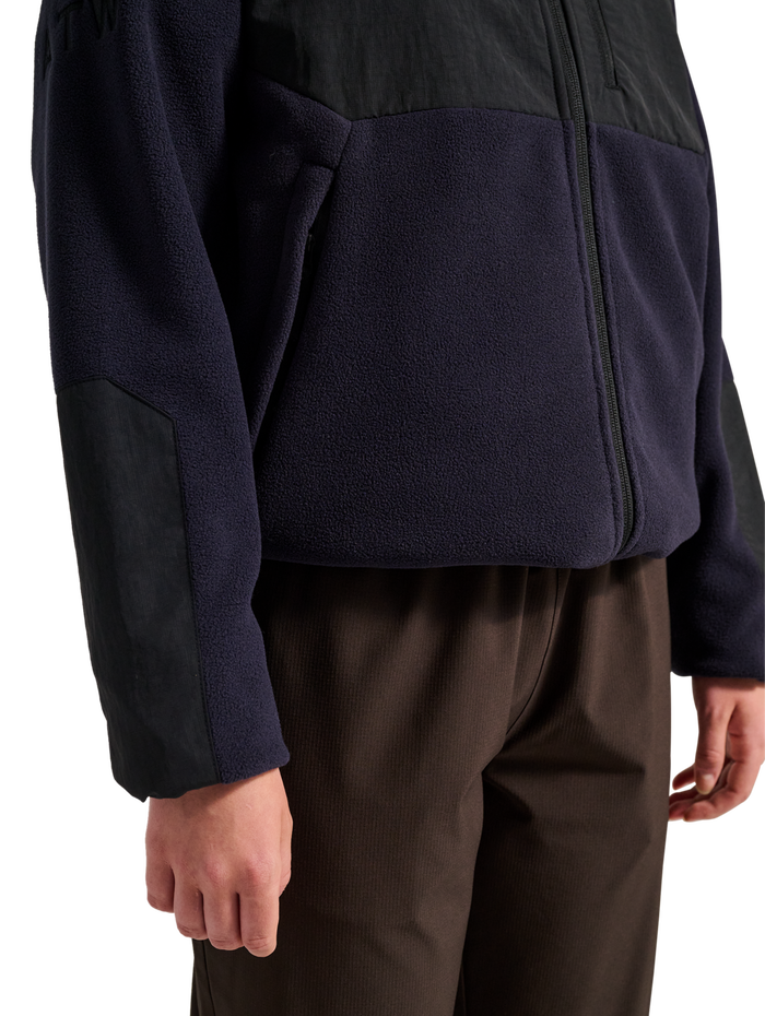 HALO BLOCKED ZIP FLEECE, DEEP WELL, model