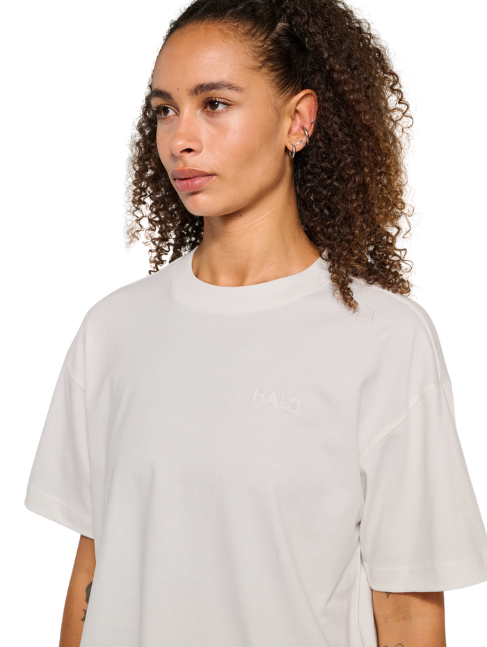 HALO WOMEN LOGO T-SHIRT, MARSHMALLOW, model