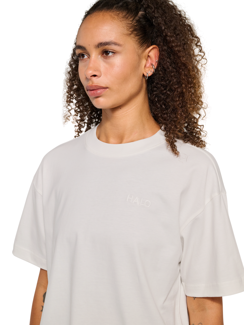 HALO WOMEN LOGO T-SHIRT, MARSHMALLOW, model