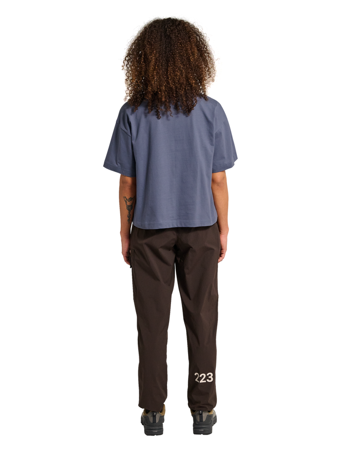 HALO WOMEN LOGO T-SHIRT, GRISAILLE, model
