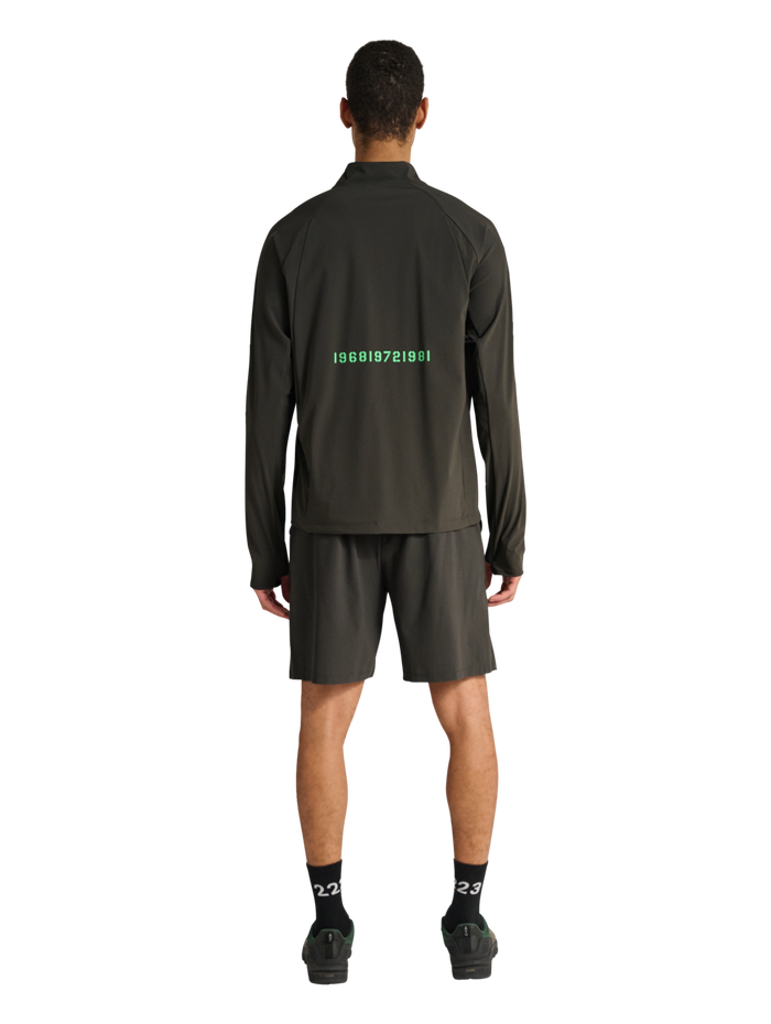 HALO AIR SHORTS, RAVEN, model