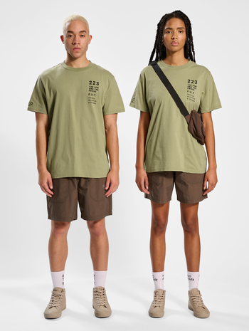 HALO LOGO T-SHIRT, GRAY GREEN, model