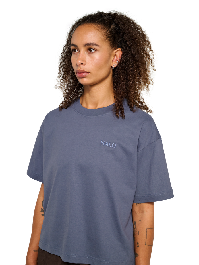 HALO WOMEN LOGO T-SHIRT, GRISAILLE, model