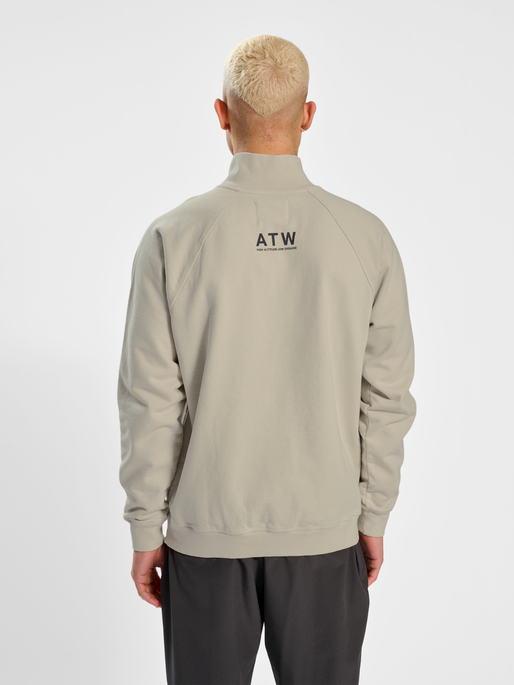 HALO HEAVY GRAPHIC HALFZIP, OYSTER GRAY, model