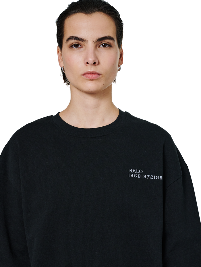 HALO ESSENTIAL CREW, BLACK, model