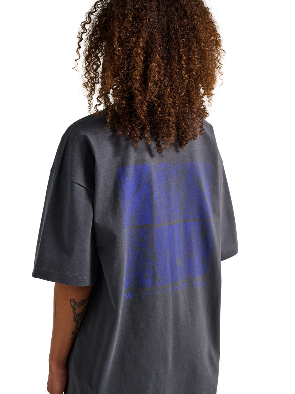 HALO GRAPHIC BOXY T-SHIRT, ASPHALT/NEON BLUE, model