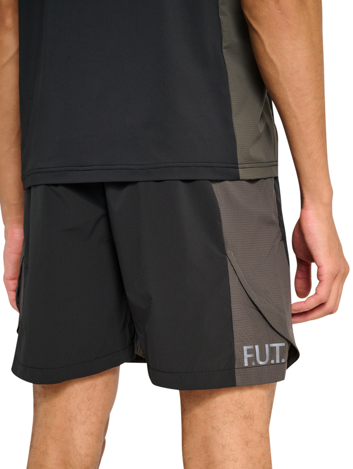 HALO DIVISION SHORTS, BLACK, model