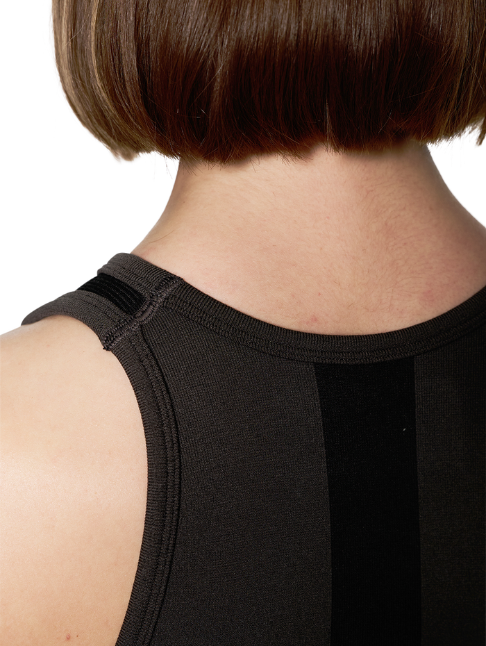 HALO WOMENS SEAMLESS TOP, BLACK, model