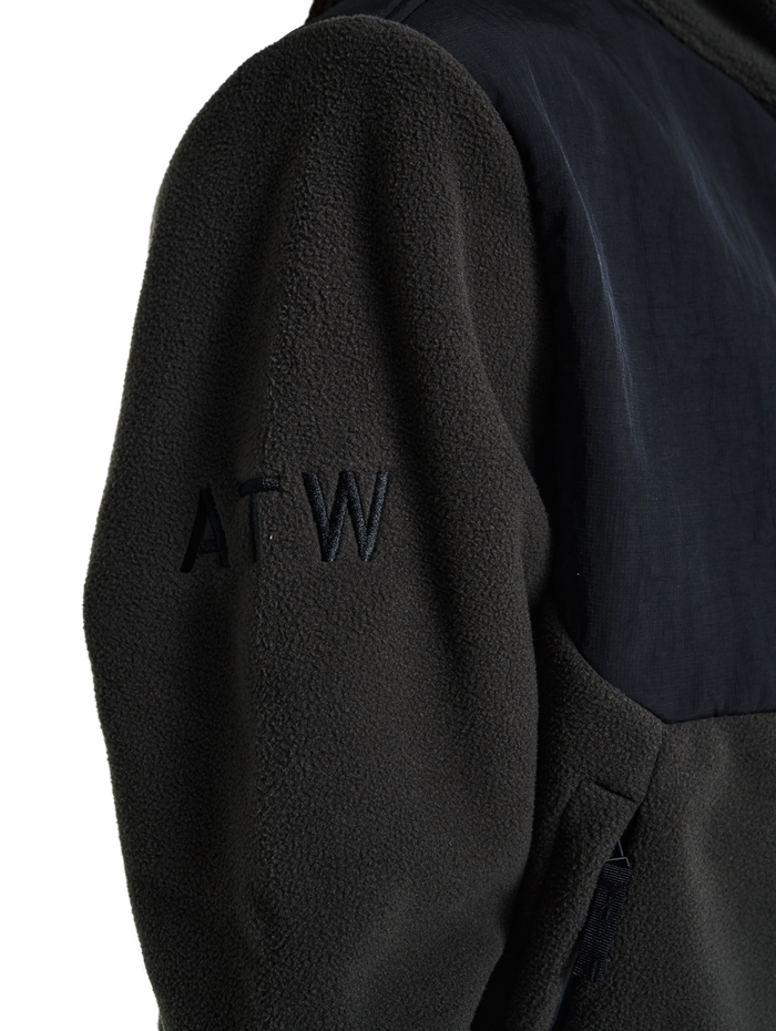 HALO BLOCKED ZIP FLEECE, RAVEN, model