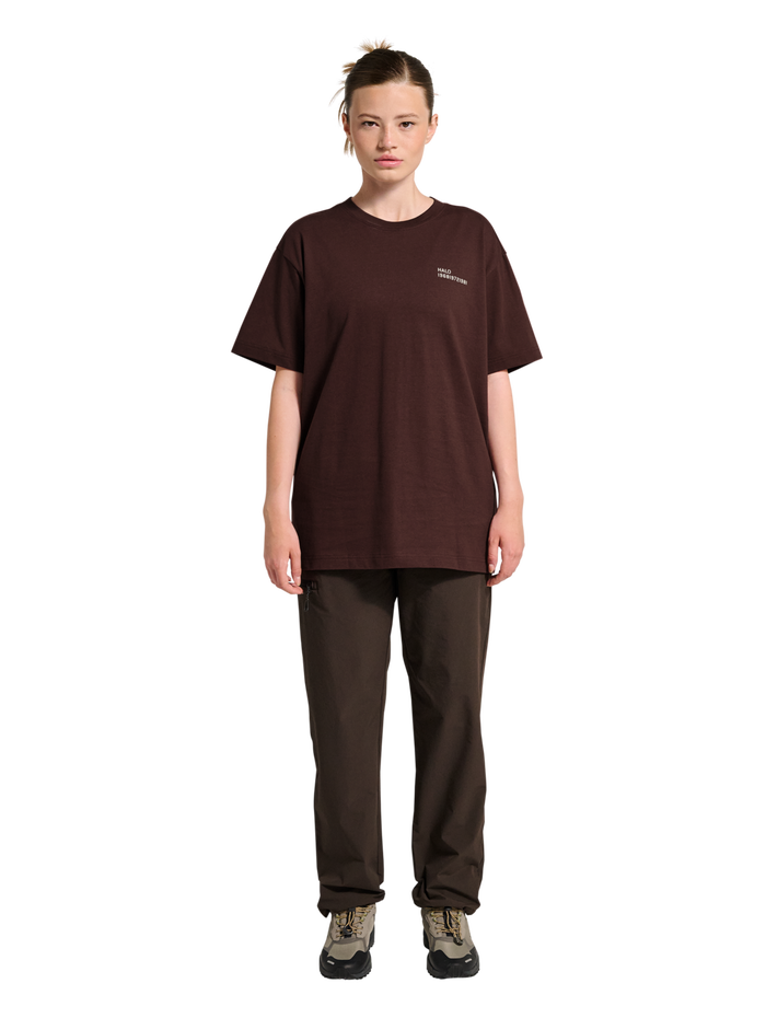 HALO GRAPHIC T-SHIRT, BITTER CHOCOLATE/BITTERCHOCOLA, model