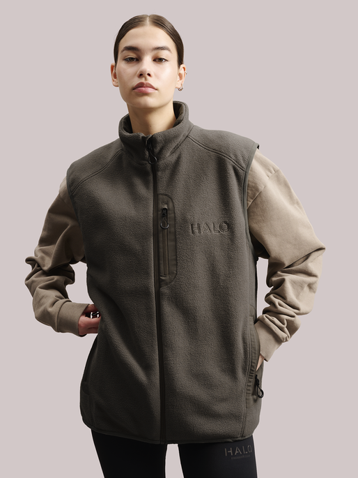 HALO TEDDY FLEECE VEST, MOREL, model