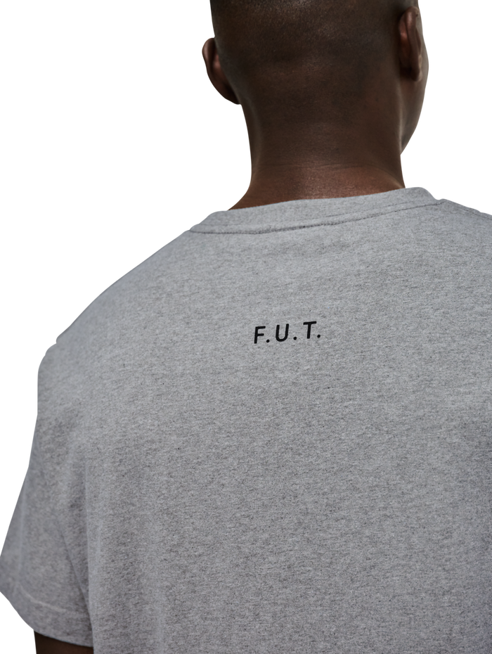 HALO ESSENTIAL T-SHIRT, GREY MELANGE, model