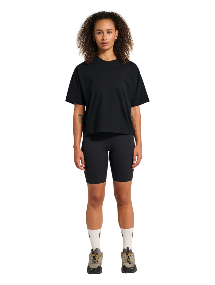 HALO WOMEN LOGO T-SHIRT, BLACK, model