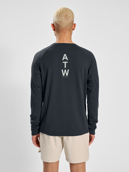 HALO SORONA TRAINING T-SHIRT L/S, EBONY, model