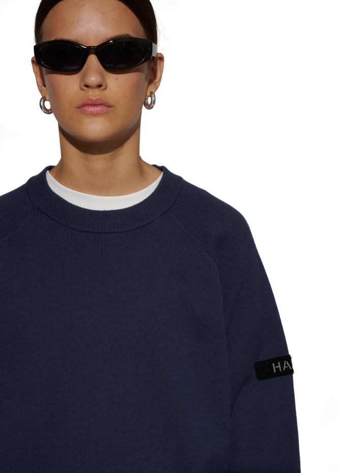 HALO INFANTRY CREWNECK, DARK SAPPHIRE, model