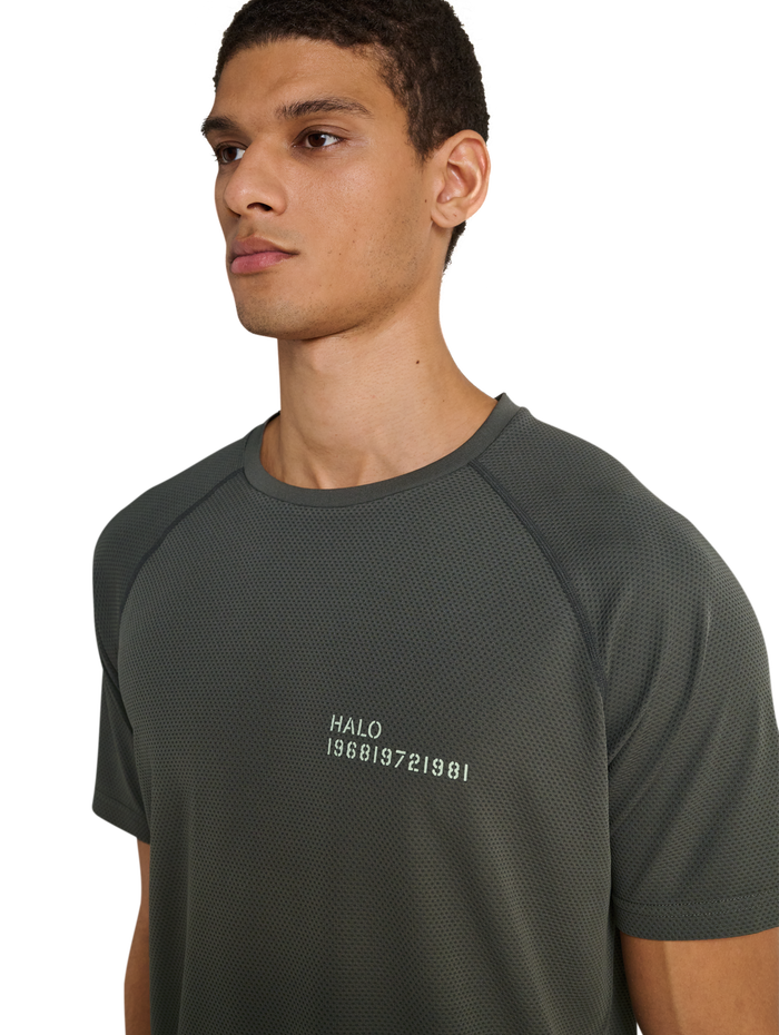 HALO SORONA T-SHIRT, GUNMETAL, model