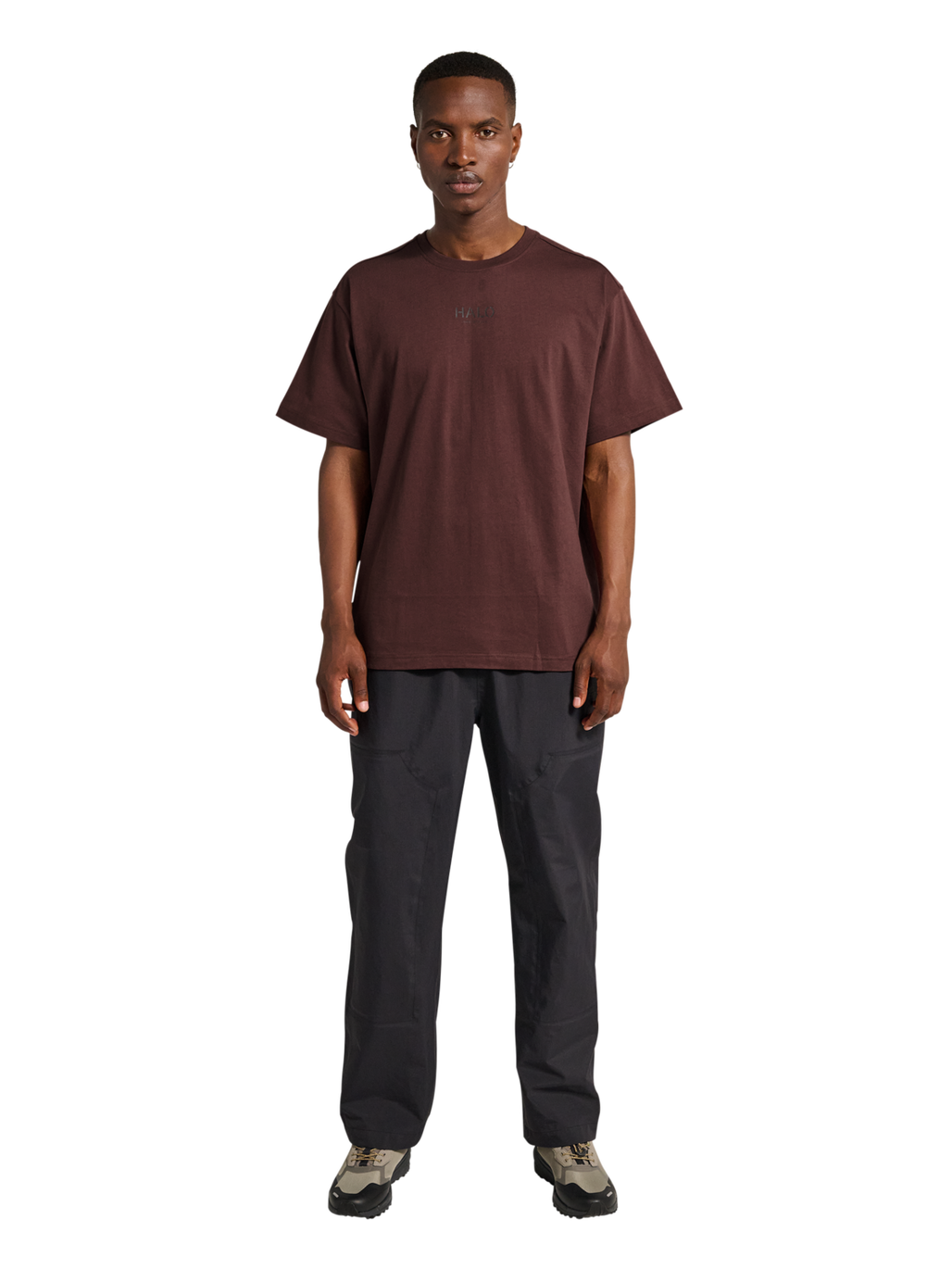 HALO GRAPHIC T-SHIRT, BITTER CHOCOLATE, model
