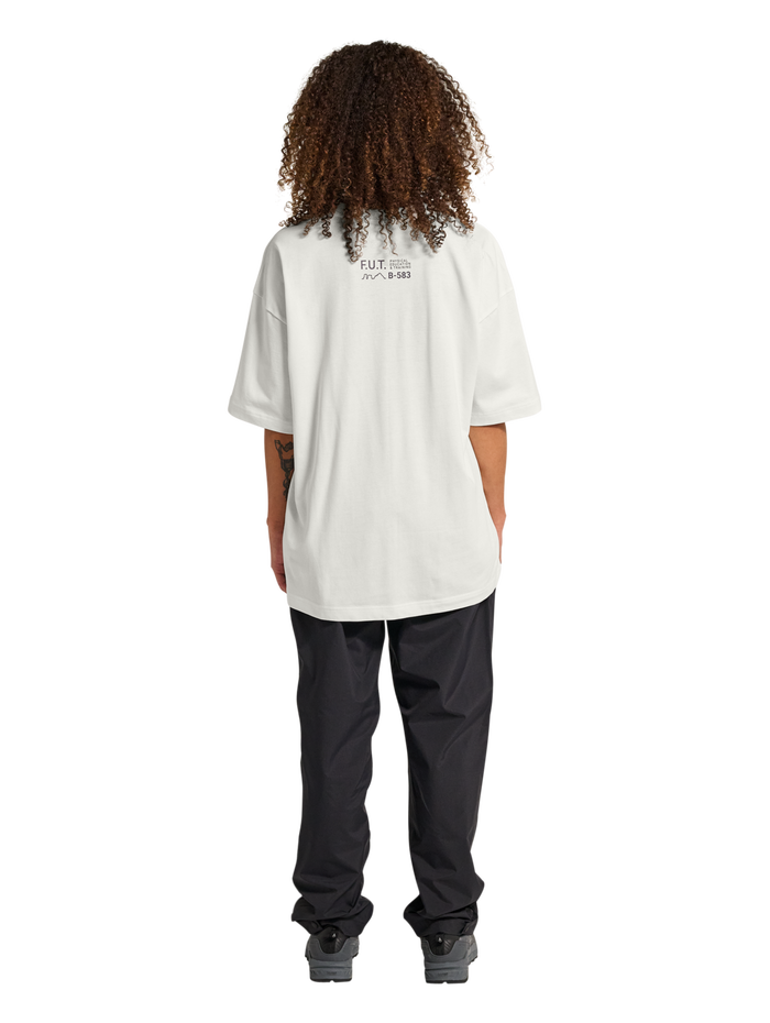 HALO GRAPHIC BOXY T-SHIRT, MARSHMALLOW/DEEP WELL, model
