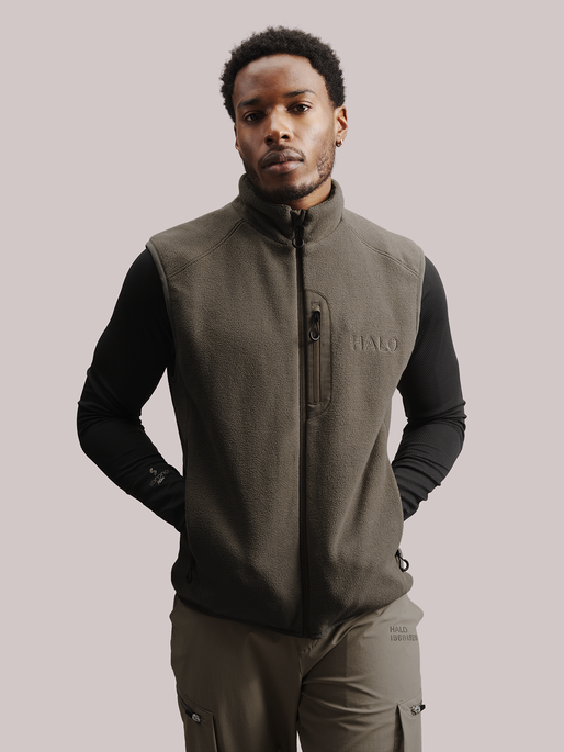 HALO TEDDY FLEECE VEST, MOREL, model