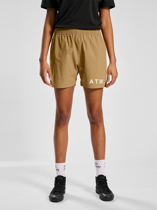 HALO SHORT, TOBACCO BROWN, model