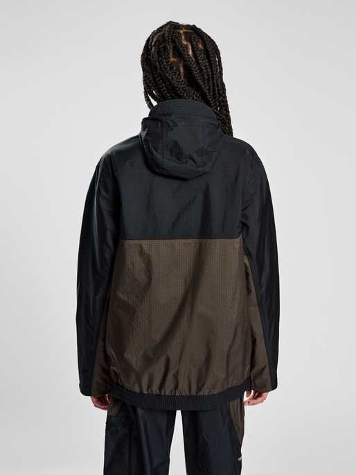 HALO BLOCKED SHELL JACKET, BLACK, model
