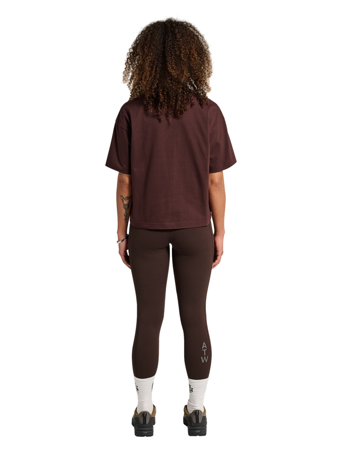 HALO WOMEN LOGO T-SHIRT, BITTER CHOCOLATE, model