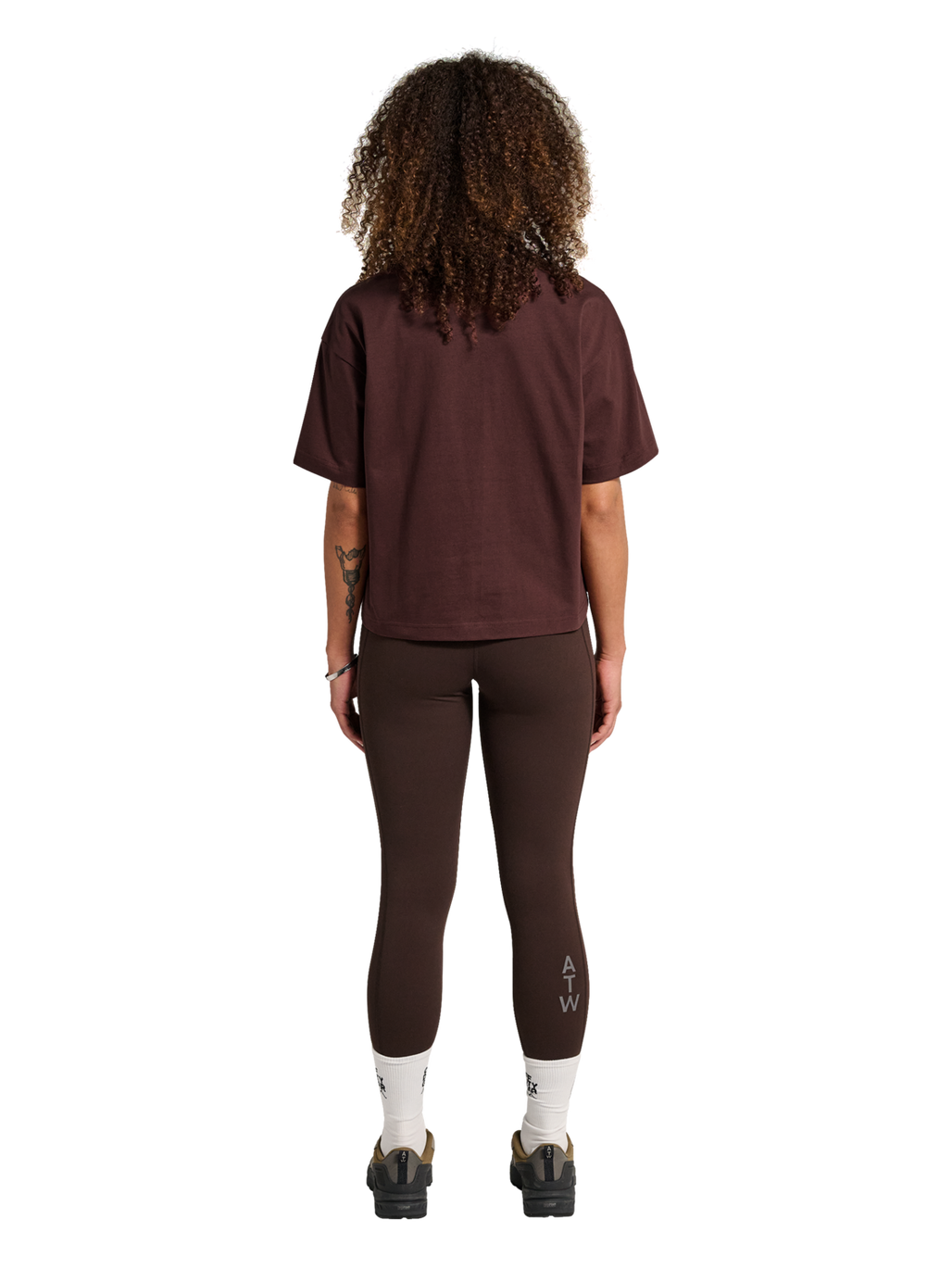 HALO WOMEN LOGO T-SHIRT, BITTER CHOCOLATE, model