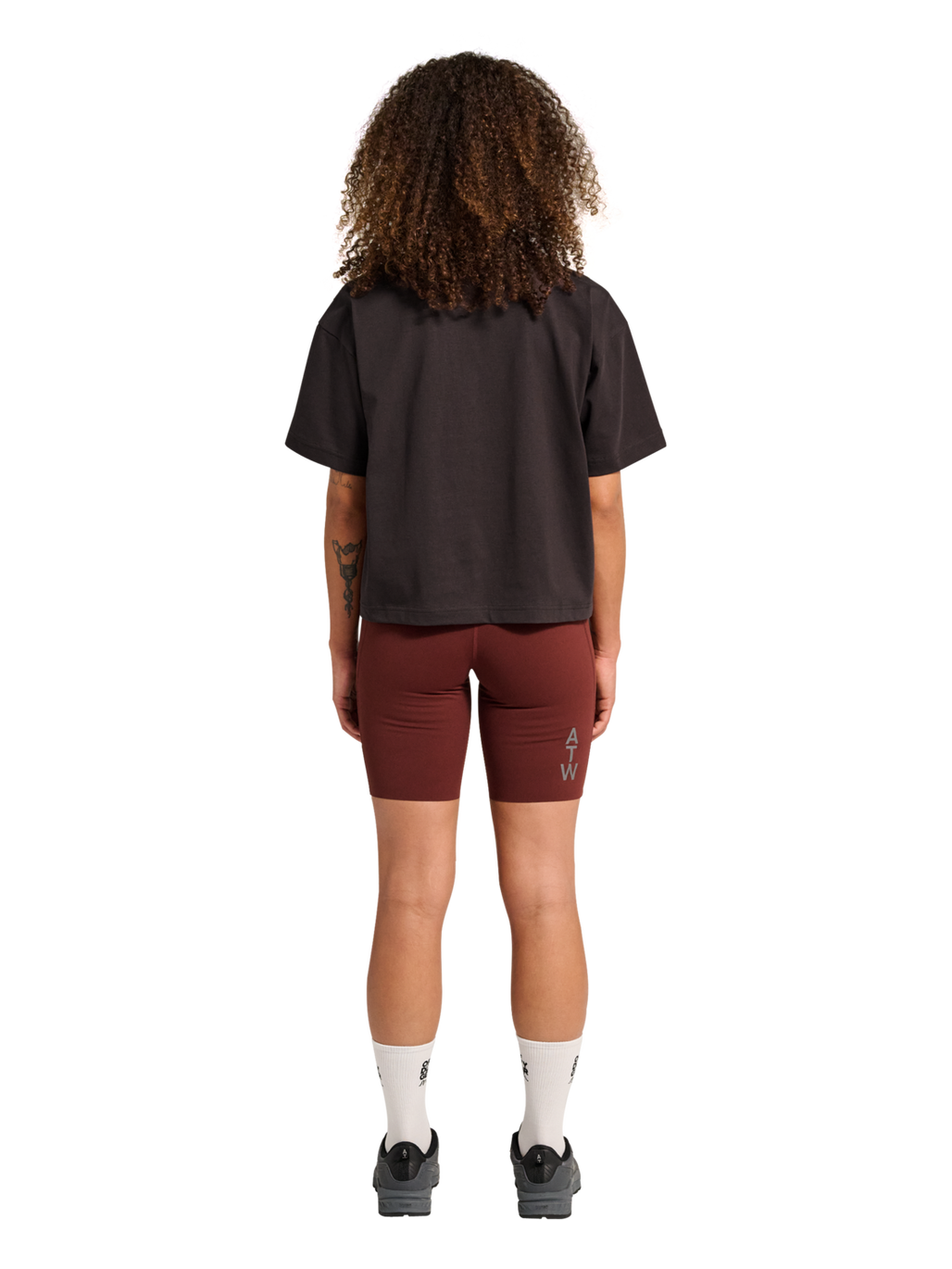 HALO WOMEN LOGO T-SHIRT, CHOCOLATE TORTE, model